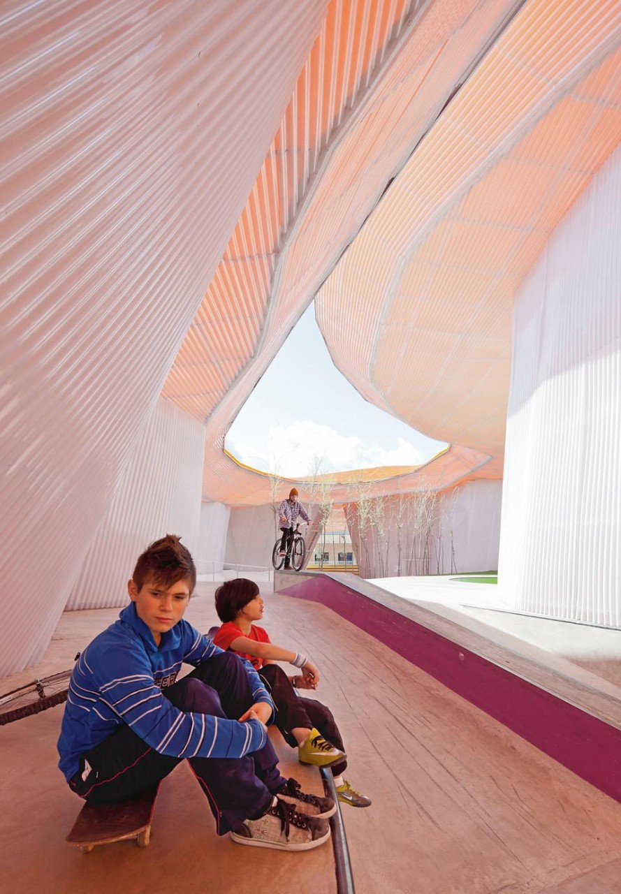 The canopy is a large,
one-metre-thick “thermal
cushion” that offers shelter
from soaring summer
temperatures. The metal
frame was fully clad with
polycarbonate panels.