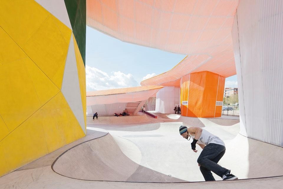 The complex was built over
a base about 1.5 metres
high, so as to protect the
archaeological remains
beneath it. It occupies a
surface of about 1,550 m2,
700 of which are allocated to skateboarding.
