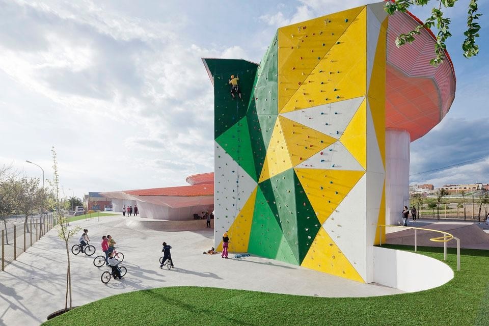 Kids can practise free
climbing at the south end of
the youth centre. The building
was erected in 13 months, at a
cost of about 1.2 million euros.


