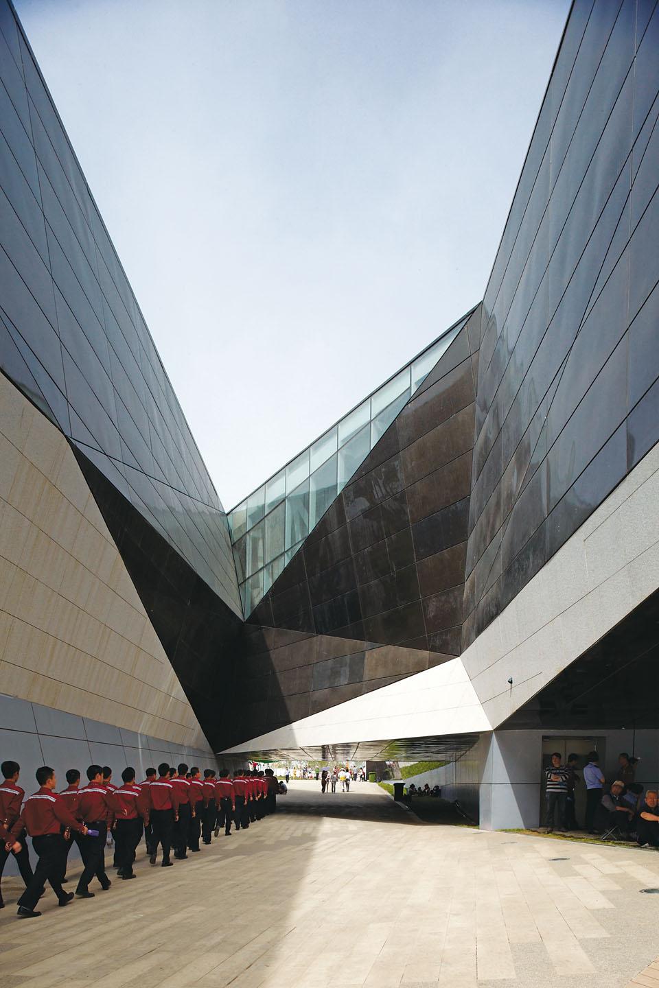 Spacious circulation areas
are created under the blocks
that are characterised by
their sharply folded forms.