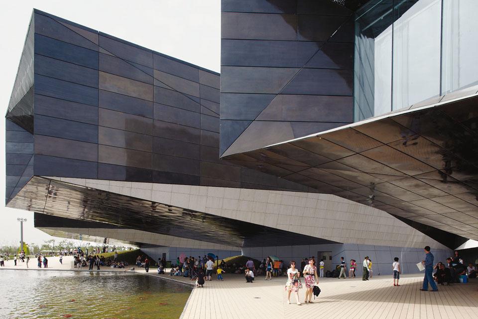 The surface of the
Exhibition Centre’s three
volumes overhanging the
lake is partly clad in bronze, a
material widely used in local
constructions.