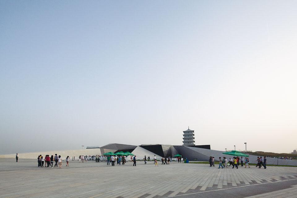 Situated at the end of the
central axis that starts from
the gateway to the expo
site, the exhibition block
develops as a continuity of
the landscape with inclined
planes and inner ramps.
The roofs, however, are not
accessible to the public.
Expectations of large
numbers of visitors oriented
the project towards a choice
of particularly generous
circulation routes and rest
areas.