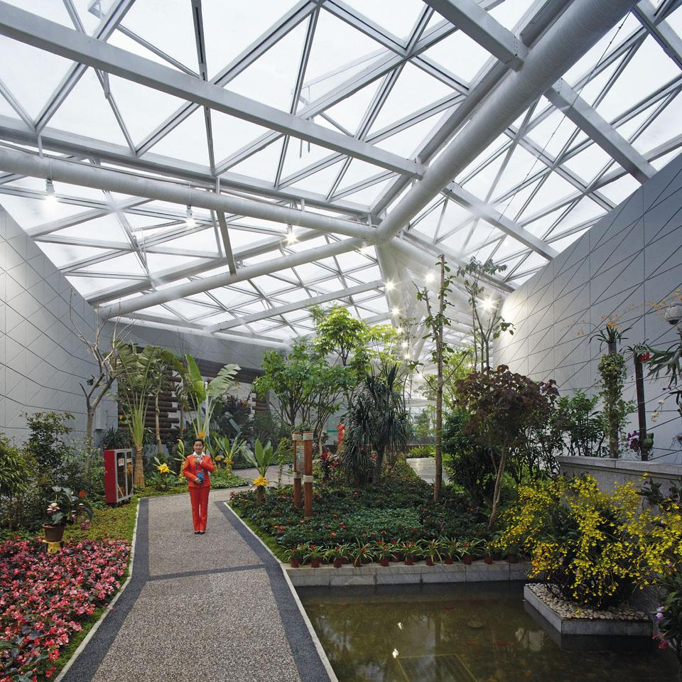 By adapting the Greenhouse
to the site’s morphology, the
architects used changes in
section to create continuous
variations in the perspective
views presented to visitors.
