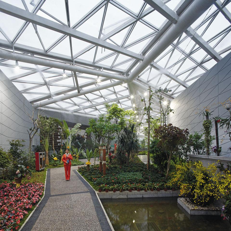 By adapting the Greenhouse
to the site’s morphology, the
architects used changes in
section to create continuous
variations in the perspective
views presented to visitors. By adapting the Greenhouse
to the site’s morphology, the
architects used changes in
section to create continuous
variations in the perspective
views presented to visitors.