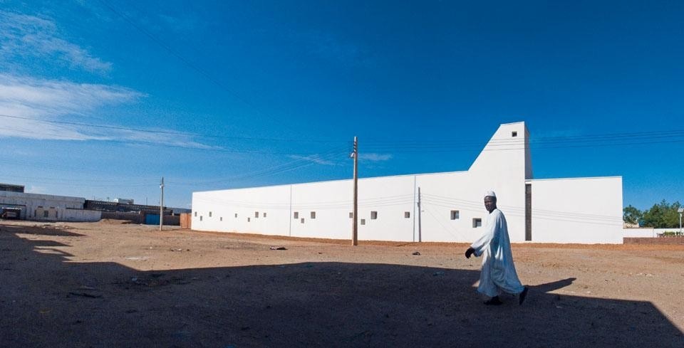 The hospital adopts the
principles of Arab housing by
minimising fronts exposed to
the sun, and fragmenting the
construction into open places
and small pavilions.