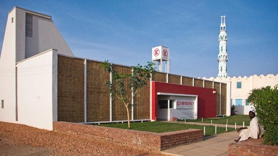 The hospital, which is part
of the regional paediatric and
cardiac surgery programme,
operates in symbiosis
with the Salam Cardiac
Surgery Centre in Khartoum
(published in Domus 912,
03/2008).