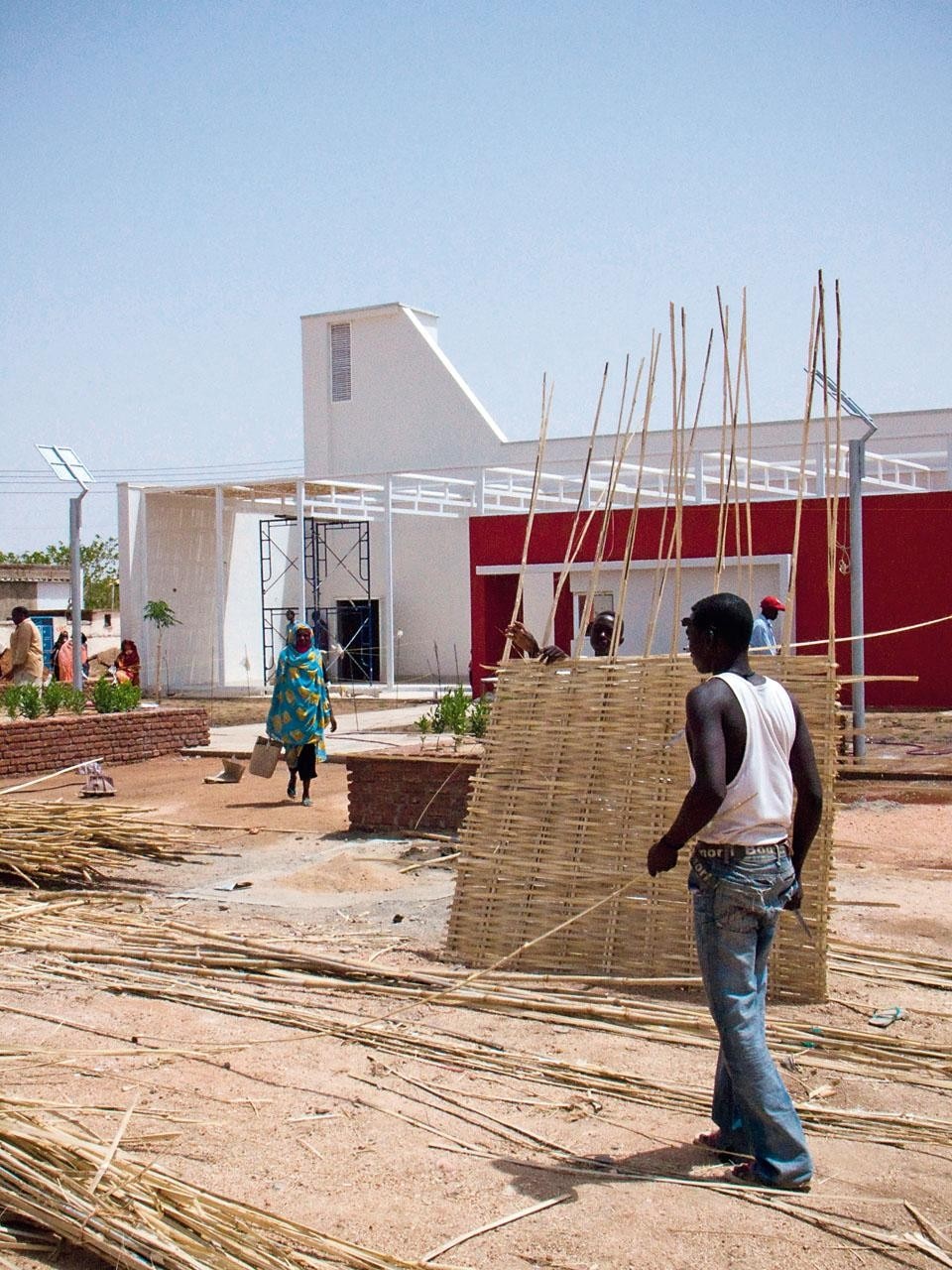 The use of woven bamboo
screens to protect corridors
and rest areas is inspired
by traditional techniques
employed to make fences
like the ones used in refugee
camps.