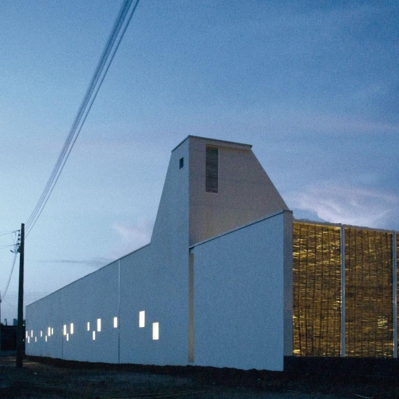 The building’s natural
ventilation system is
inspired by the local <i>badgir</i>
windcatcher tower.