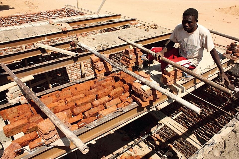 The simplicity of the
construction is in complete
harmony with local
traditional building systems.
The roof of the lowered brick
tile vaults (the traditional
Jagharsch) is protected from
direct sunlight by a false roof
in metal which creates
a ventilated air chamber.