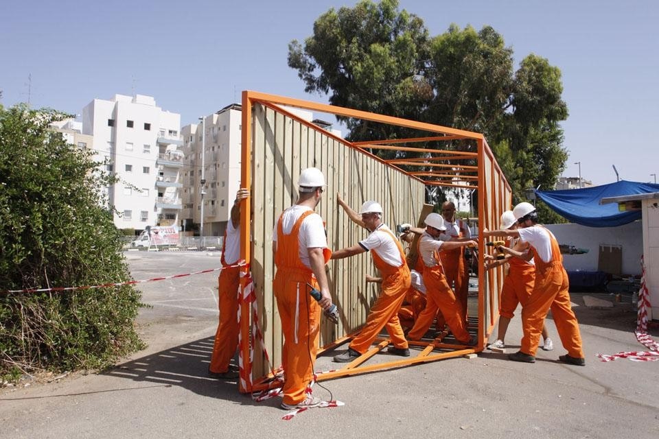 <i>Nothern Gate,</i> the winning project of the Bat Yam Biennale, in progress.