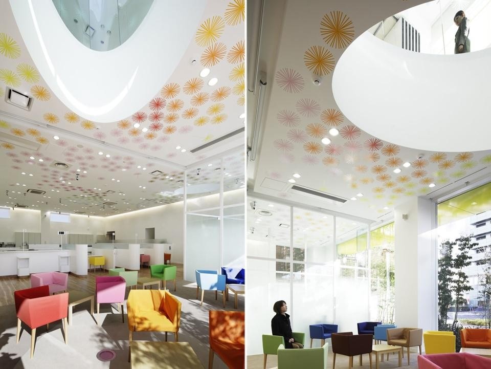 Upon entering the building, three elliptical skylights, set in a ceiling adorned with dandelion puff motifs, bathe the interior in a soft light. 