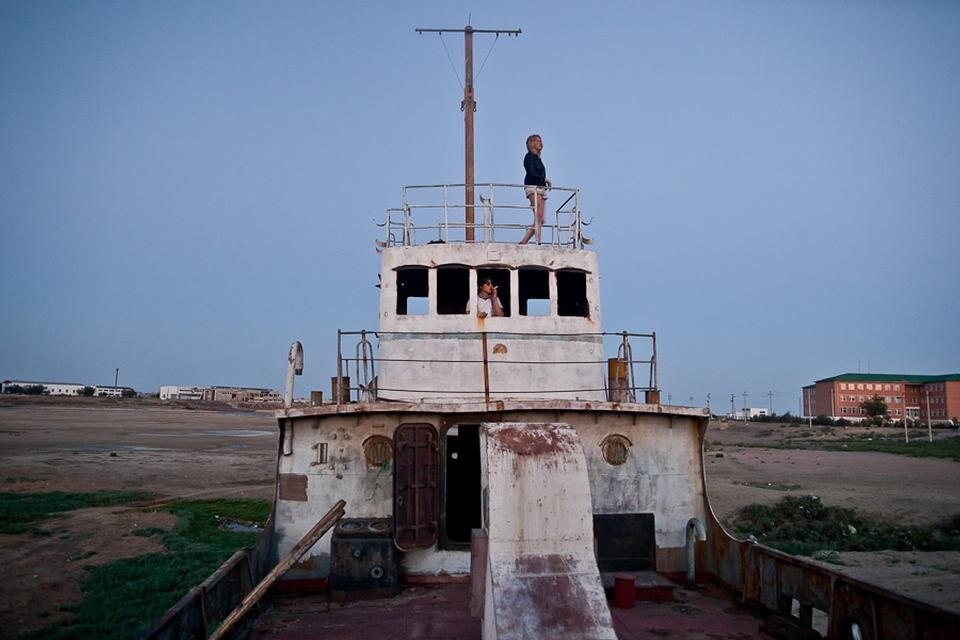 Performance of <i>Waiting for the sea to return,</i> by Vere Van Gool, Mond Qu and Charles Irby. Photograph by Neil Berrett.