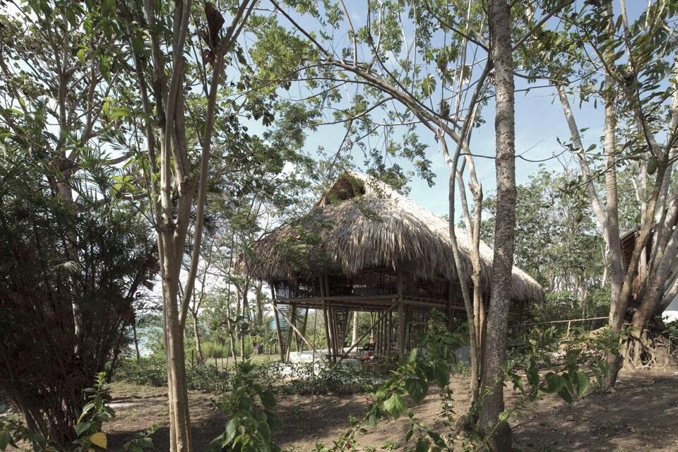 The building is positioned with the main fronts facing north and south to generate the maximum shade (photo Sergio Gomez).