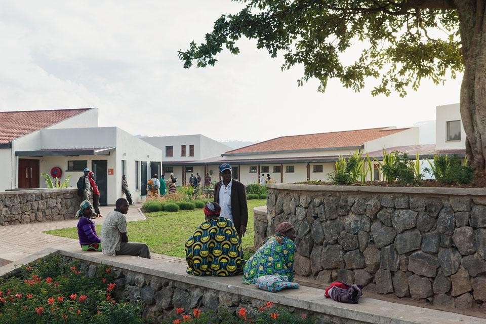 The project was designed
as a series of pavilions
grouped around a garden, with
all the wards and beds facing
the surrounding landscape.