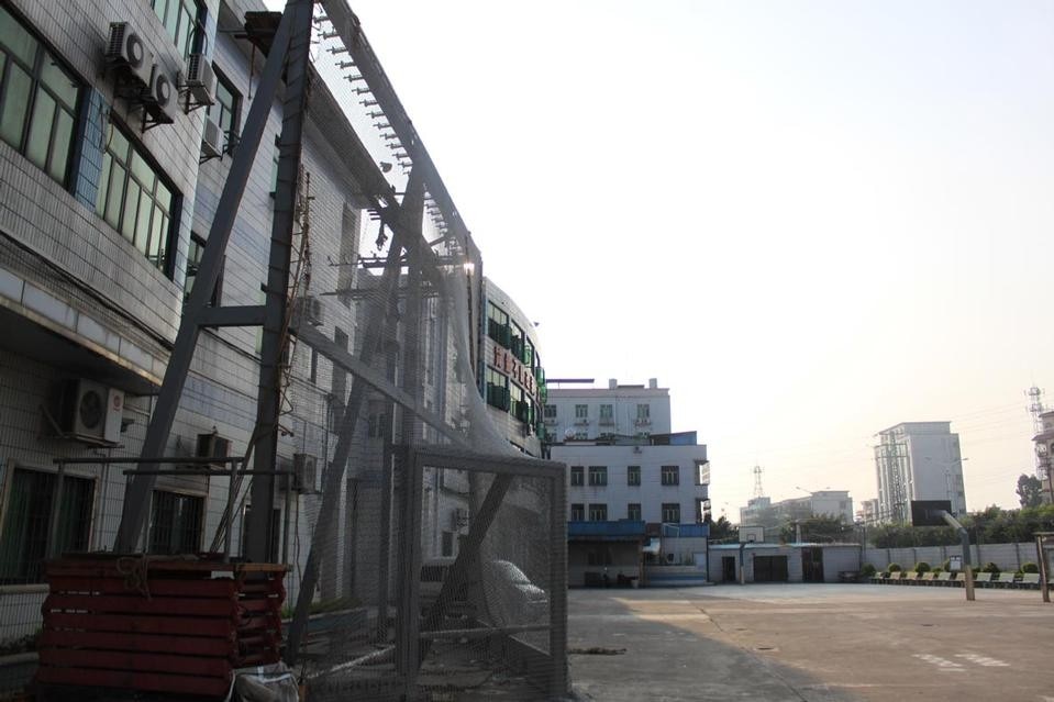 Factory in Zhangmotou, Southern China, where mock-up tests were performed. Because of its geometry the mesh has a certain elasticity. Photo by Front.