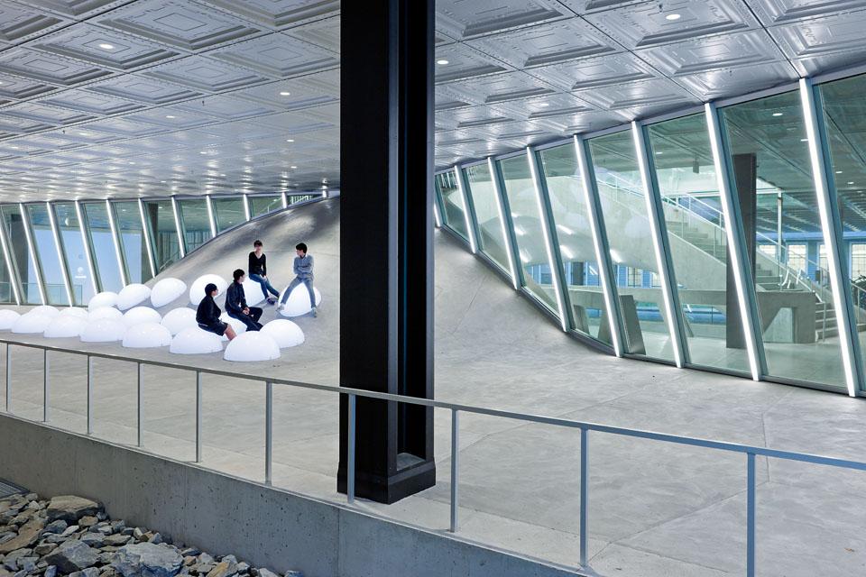 The moulded metal ceiling
panels are a reference to the
vernacular buildings of New
York. Below the overhang,
the floor slab of the cupola is
dotted with rubber seating.