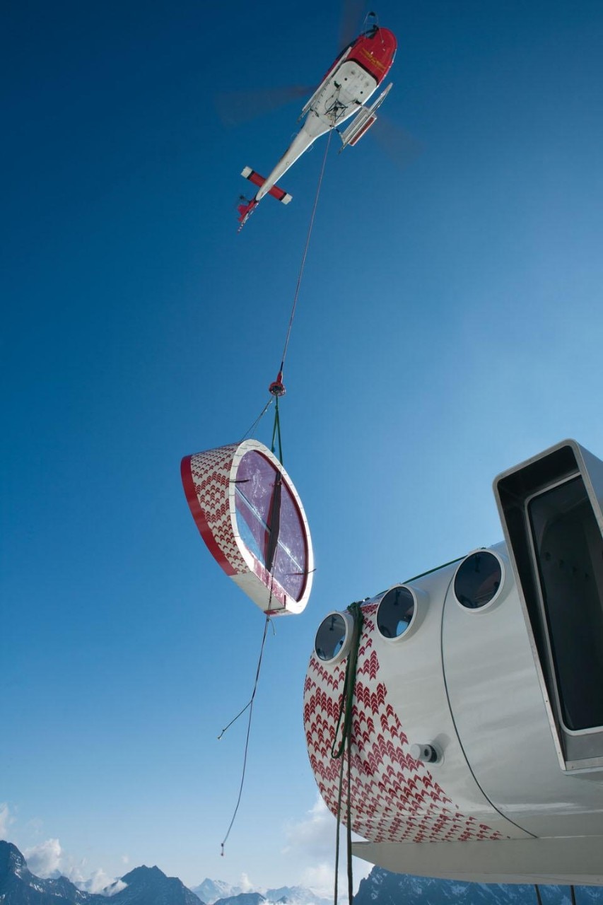 One phase of the on-site
assembly. The four modules,
already complete with
interiors, are transported by
helicopter from the Val Ferret
base (Courmayeur) and
then fitted to the trapezoidal
runner beam which is
clamped to the rockface
by six “paws”.
These operations took two
days to complete.