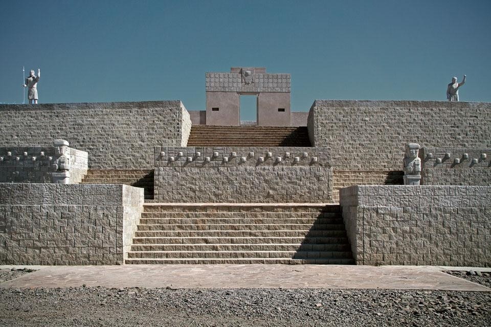 Incan temple of Tiwanaku
in Bolivia is so authentic
that Mapuche Indians come
here to celebrate Inti Raymi,
the Incan festival of the sun.