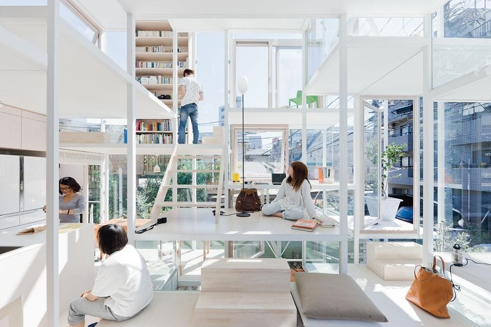 Top: The NA House from the street. Only the
kitchen and bathroom have
built-in fixtures, while the
sparse furnishings assume
the appearance of objects laid
out on shelves.<br />Above: Interior view of the single-volume
house. The NA House has an all-steel frame
construction in which glazed
surfaces and cladding have
been mounted without frames.
Only doors and windows have
wooden frames.