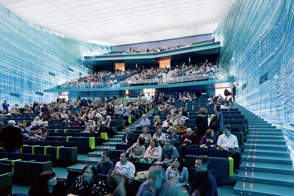 The main amphitheatre
of the congress centre is
also clad with a plastic
texture. 