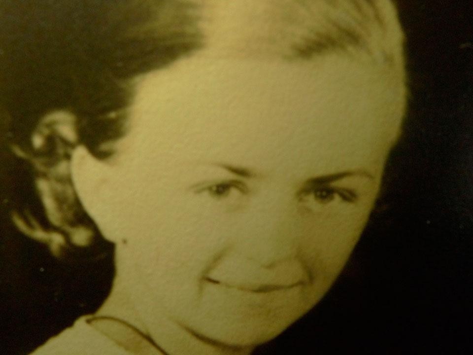 Picture of Anne Tyng as a girl. 