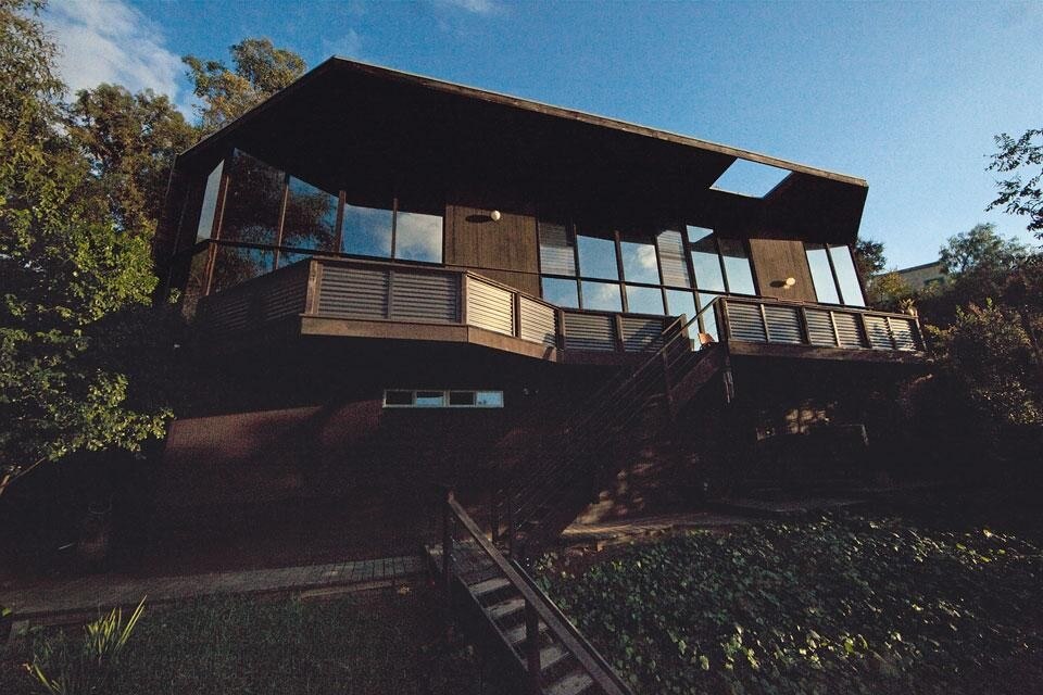 Situated on a lush hillside,
the Nolden Home was built
in 1965. The loft-style interior
measuring 103 m2 offers
a panoramic view over the
terrace through a 3.6-m-high
glazed wall