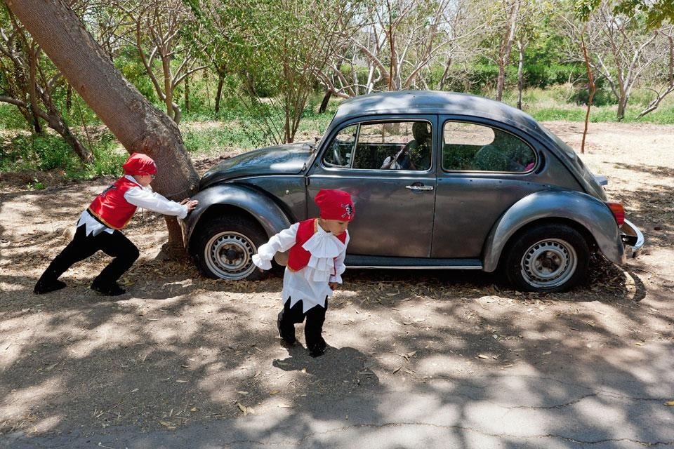The “game is over”. Alÿs tells
the following story: “On 20
March 2011, I left Mexico City
in my VW Beetle and drove
up north to Culiacán. Upon
arrival, I crashed my car into
a tree in the Botanical Garden.
Nature will do the rest”