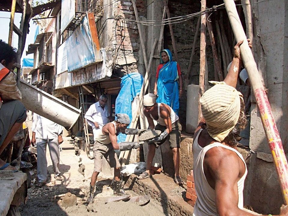 Work proceeding on
the construction project
in Shivaji Nagar with
contractor Babu Bhai. Highquality
rmc was delivered in
small quantities to unplanned
low-rise, high-density
neighbourhoods such as
Rafiq Nagar (Deonar)