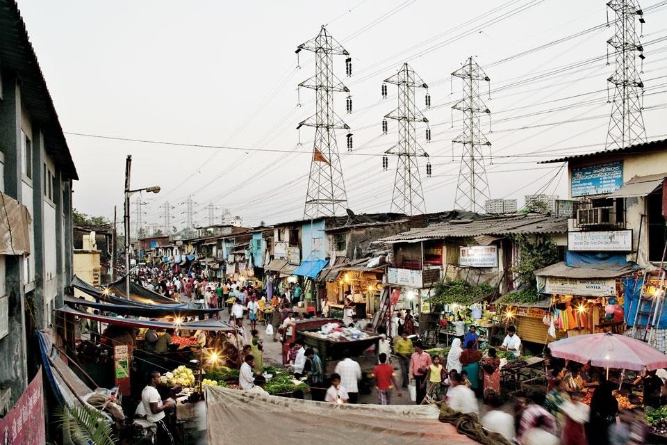 The street bazaar
on Mahatma Gandhi Road
in Dharavi is always a hive
of activity