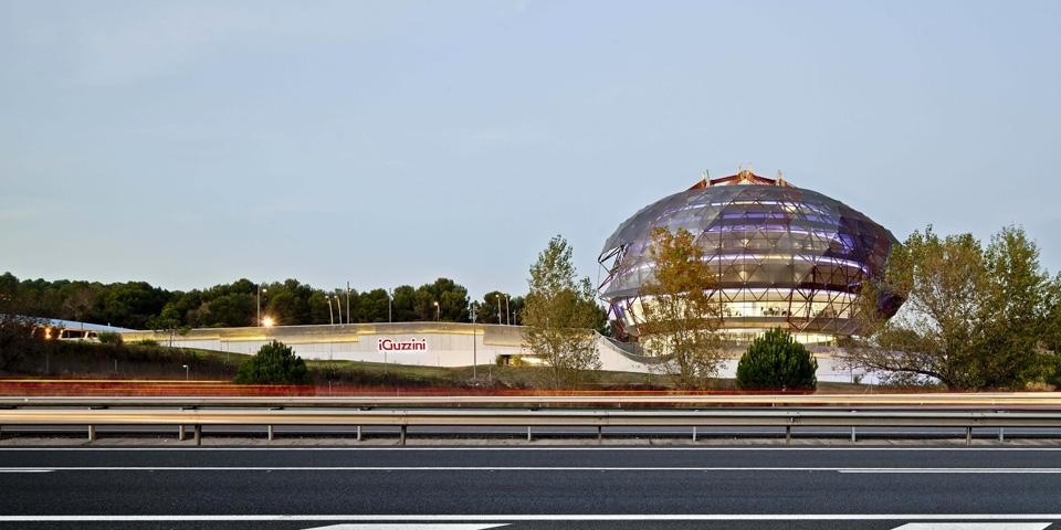 By day, the building relies on natural light. In the evening, it switches to energy efficiency mode, transforming into a beacon of light when the artificial lighting fills its spaces. By day, the building relies on natural light. In the evening, it switches to energy efficiency mode, transforming into a beacon of light when the artificial lighting fills its spaces.