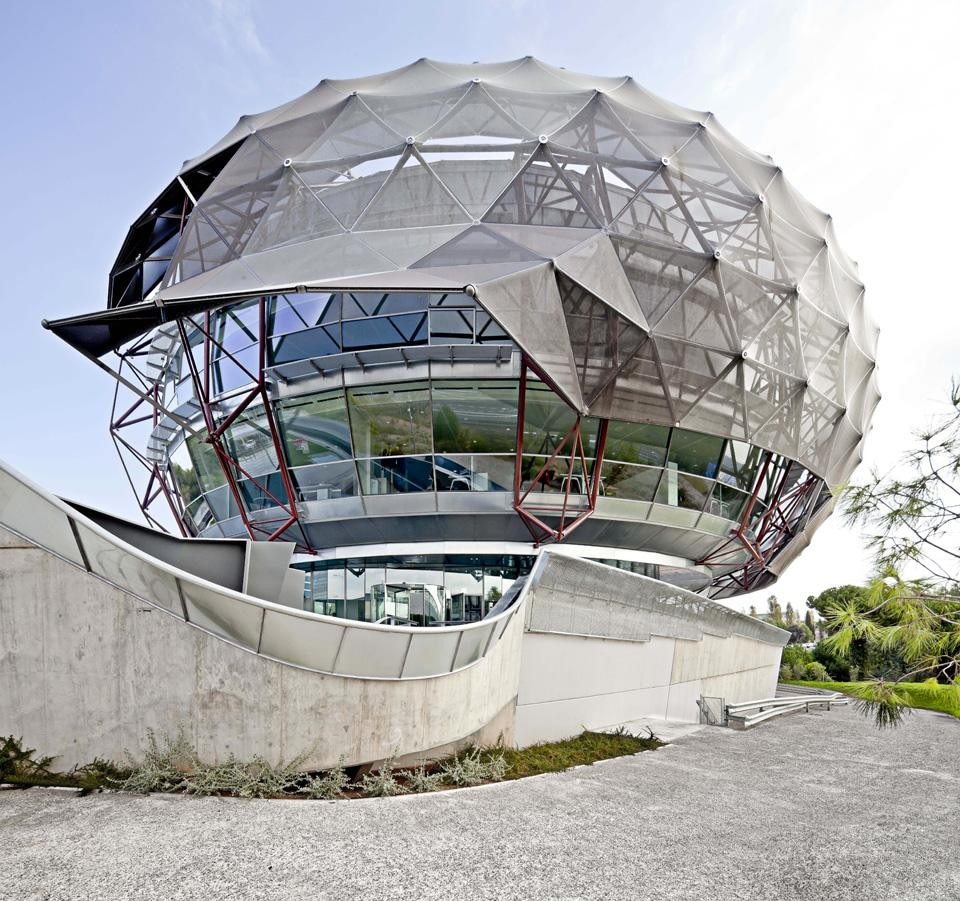 Solar protection is provided by
fabric cloak stretched across a three-dimensional metallic structure that envelops the glass façade Solar protection is provided by
fabric cloak stretched across a three-dimensional metallic structure that envelops the glass façade