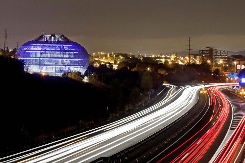 Projected by Josep Miàs, the new iGuzzini headquarters is a radical intervention sandwiched between the
Montserrat highway and Avenida de la Generalitat