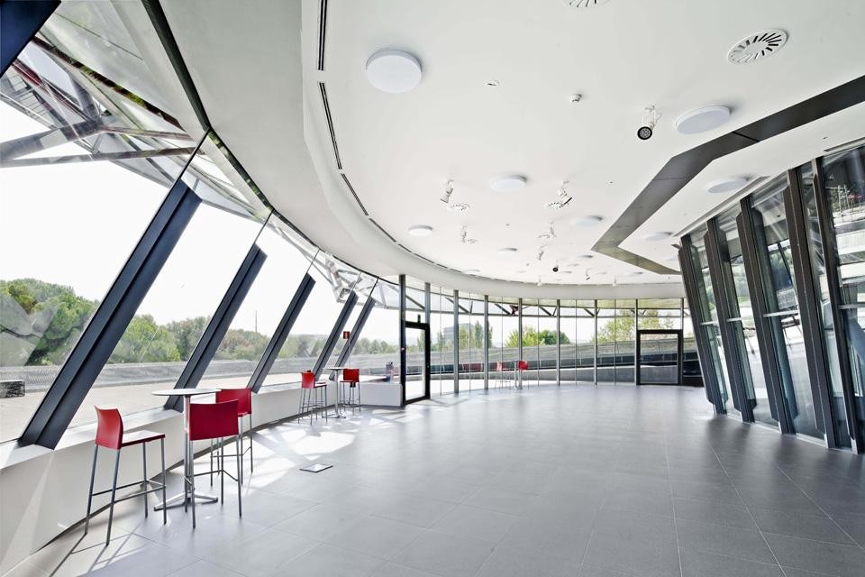 the structure allows a big atrium around a shared central court, with offices and research
facilities that have natural light coming simultaneously from the central void and from the façade the structure allows a big atrium around a shared central court, with offices and research
facilities that have natural light coming simultaneously from the central void and from the façade