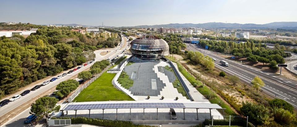 The building has a total of 9,000 square metres and the external atrium above the parking and
auditorium can be used during summer as an outdoor showroom, with great views of the exoskeleton and
the fabric façade