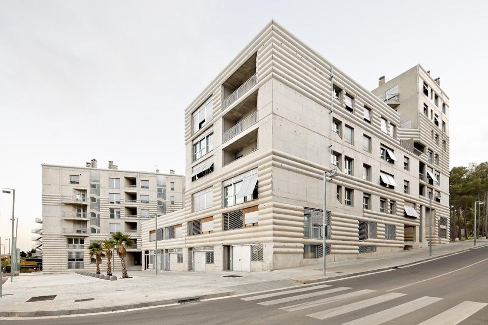 A concrete façade gives character to the building and also scales it in relation to the long distance of the landscape in front of it