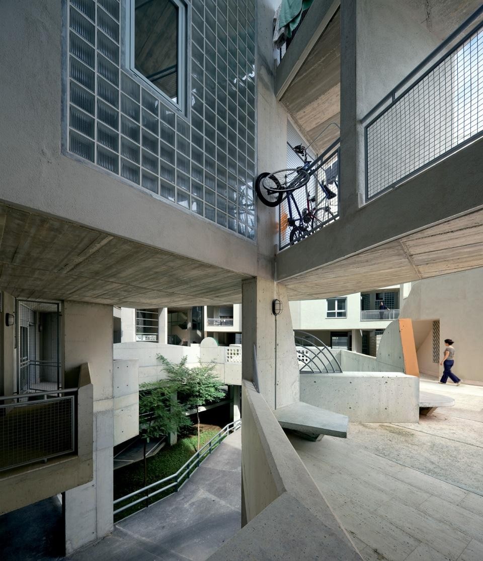 All the dwellings are set diagonally across the façades in order to promote crossed ventilation, good natural lightning and feature shutters that can fold and work much like a sunshade