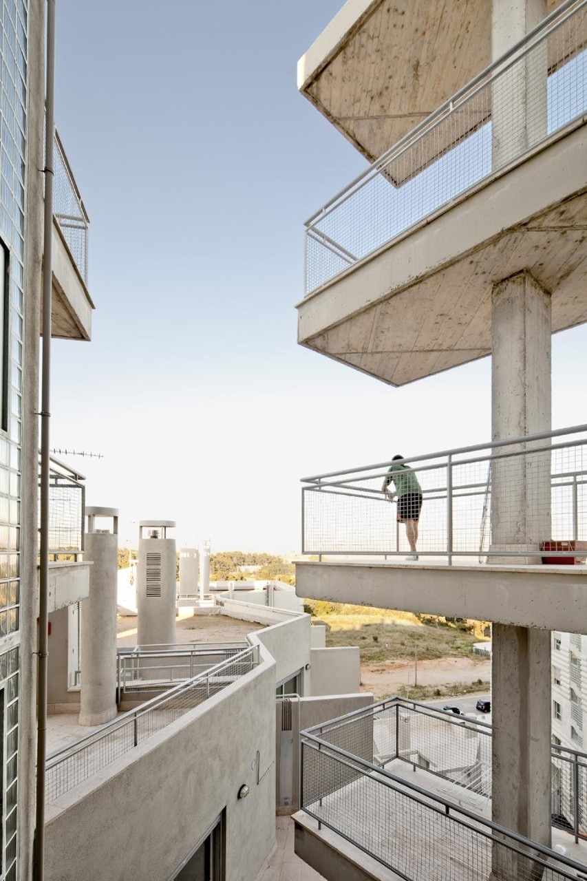 Each apartment's social area (culminating in the balcony) faces the space in a manner Flores & Prats consider similar to "balconies of a theatre"  