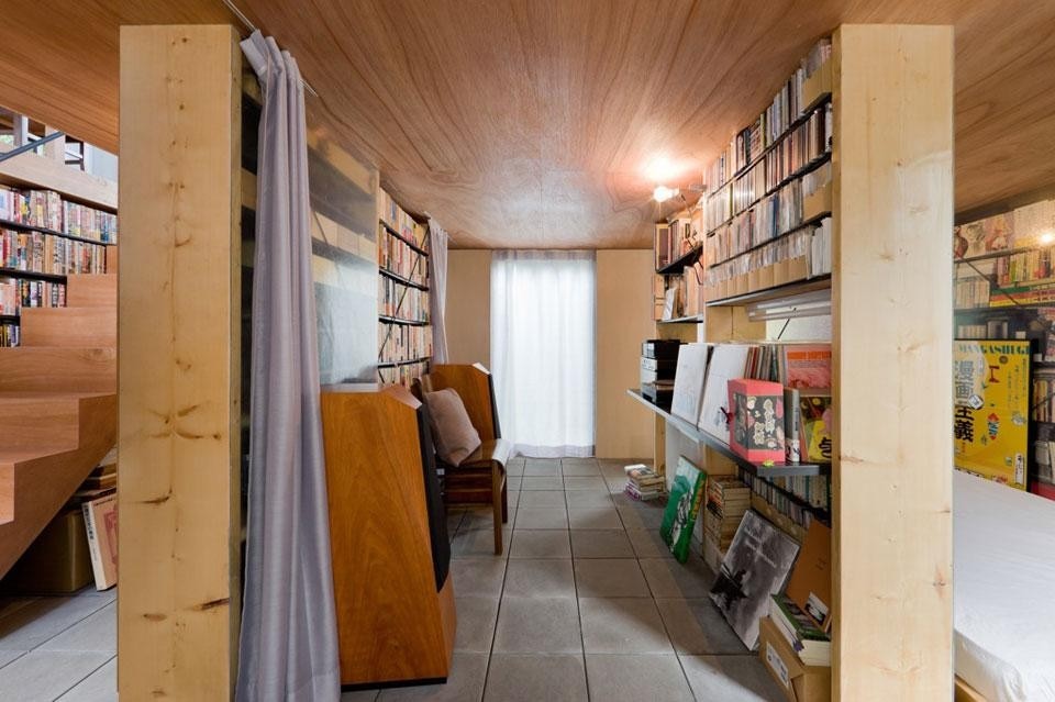 The ground floor of the house has a height of just 1m 80cm, a cosy space with all the books to hand, establishing an intimate relationship between the human body and the books