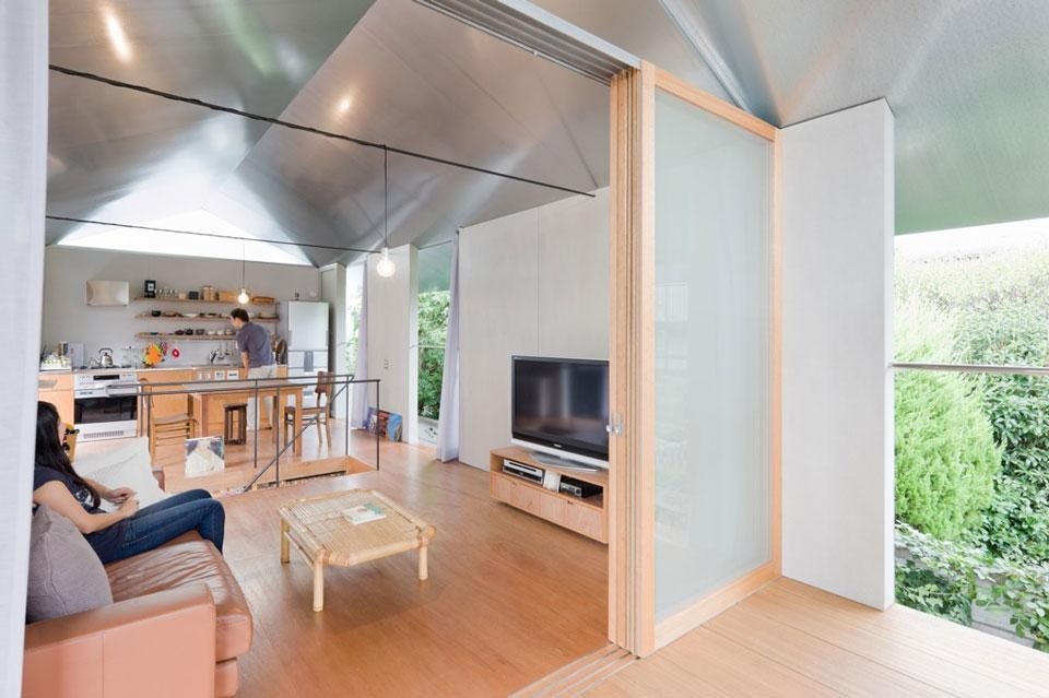 The second floor is one undivided space overlooking the neighbours' gardens at the sides The second floor is one undivided space overlooking the neighbours' gardens at the sides