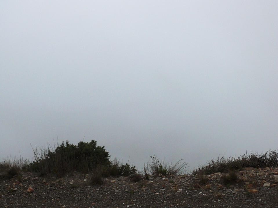 The wind gets stronger, the temperature drops rapidly, increasingly dense clouds cover the sun, until they form a thick layer on top of the Swartberg Pass