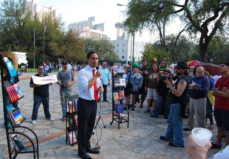 Joaquin Castro welcomes the <em>librotraficantes</em> in San Antonio
