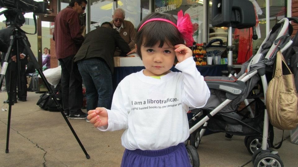 A <em>librotraficante</em> toddler. Photo Gabriel Carmona