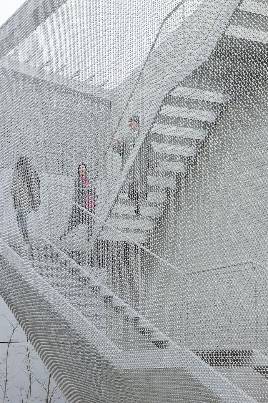The K3 building for Kujke Gallery in Seoul, South Korea. The open staircase
that leads to the roof terrace is pushed out at an angle to
advertise its presence deeper into the site, helping to form new
routes through the campus