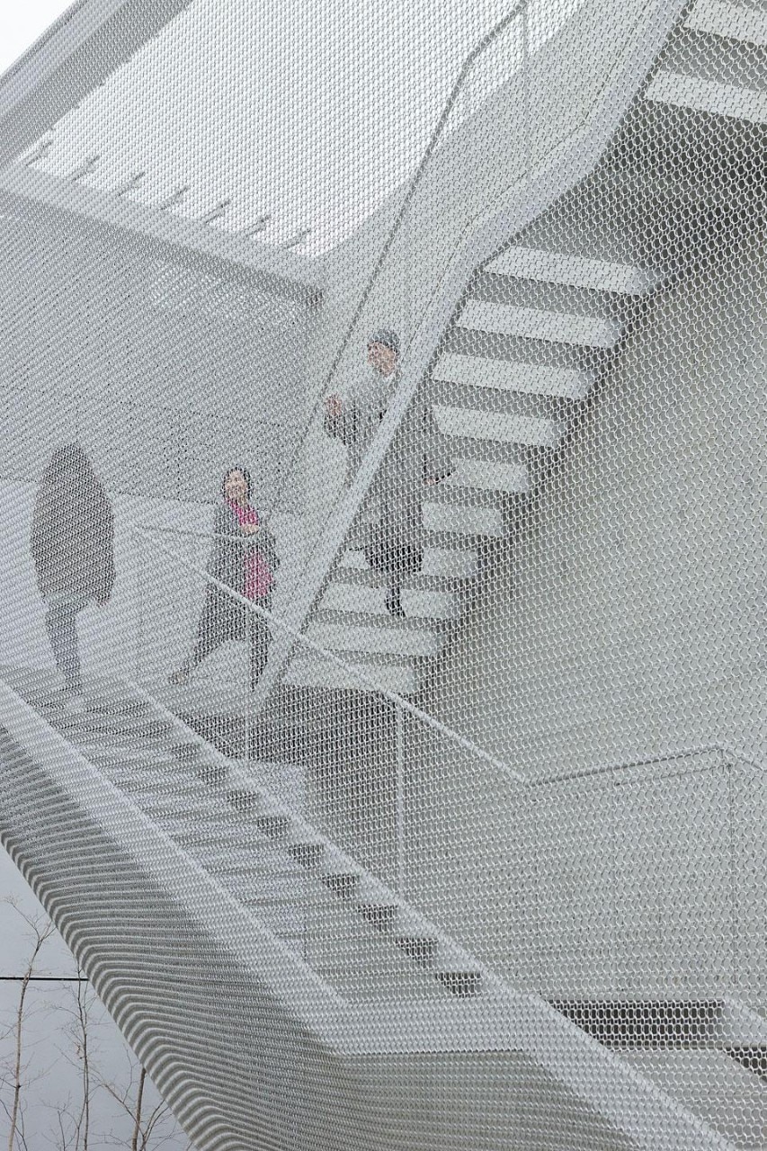 The K3 building for Kujke Gallery in Seoul, South Korea. The open staircase
that leads to the roof terrace is pushed out at an angle to
advertise its presence deeper into the site, helping to form new
routes through the campus