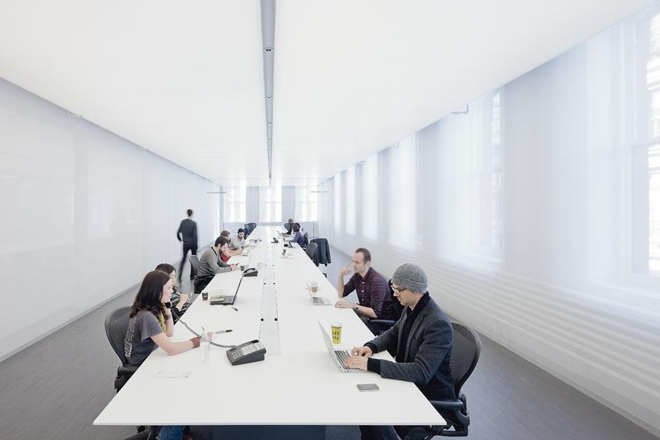 The Logan offices in SoHo, New York. The long table is a physical
transposition of the office’s
workflows, acting as a focal
point for the development of
the design, production and
conference phases