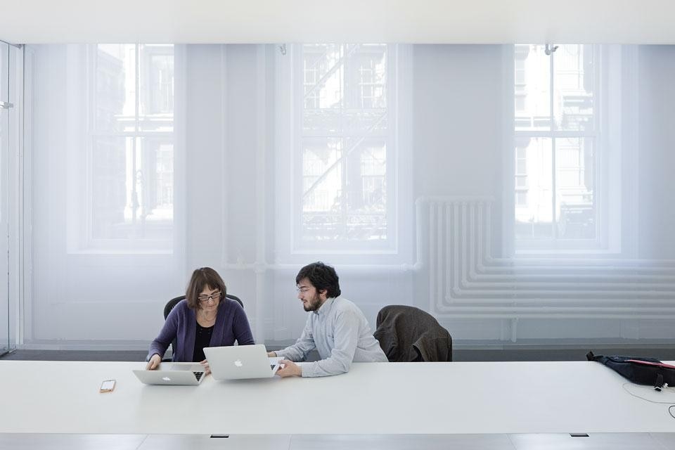 The Logan offices in SoHo, New York. Changes in
natural and artificial light shift the depth of field, altering our
perception of size, distance, connection. As they move through
the space, people blur into silhouettes, become sharper or
fade to grey