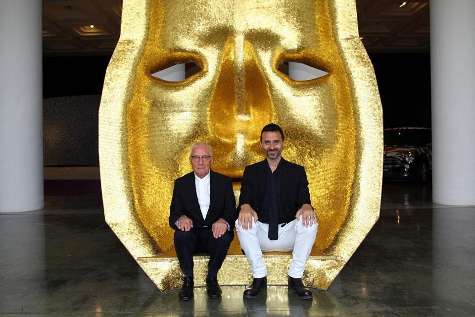 Alessandro Mendini and Fabio Novembre test Novembre’s <em>Godot</em> installation, 2003