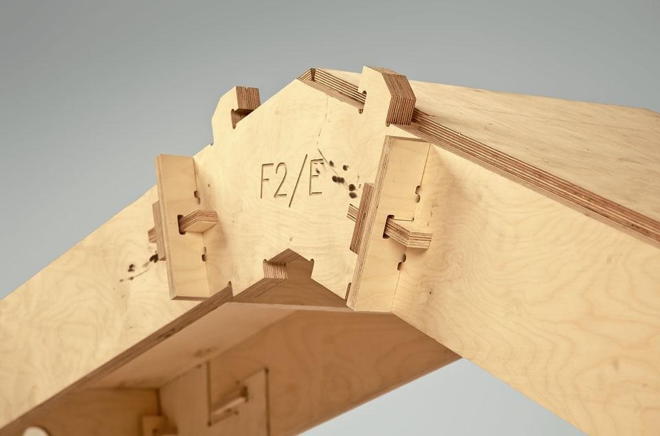 WikiHouse uses only  
one basic material: 18-mm  
structural plywood, in  
international standard sheets  
sizes of 2,400 x 1,200 mm. Hooks and tabs for  
cladding panels protrude  
outside the fin profile

