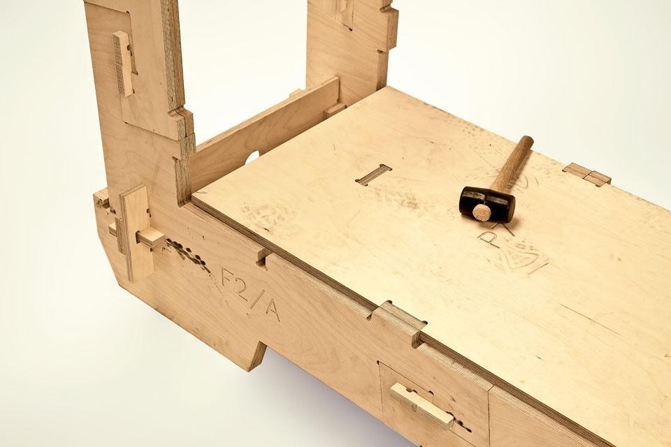 The WikiHouse  
construction system is based  
on plywood fins, spaced  
evenly apart according to  
the selected gauge of the  
construction grid. Those fins  
can vary in size and shape.  
Once connected together  
and clad they form a robust  
timber frame structure

