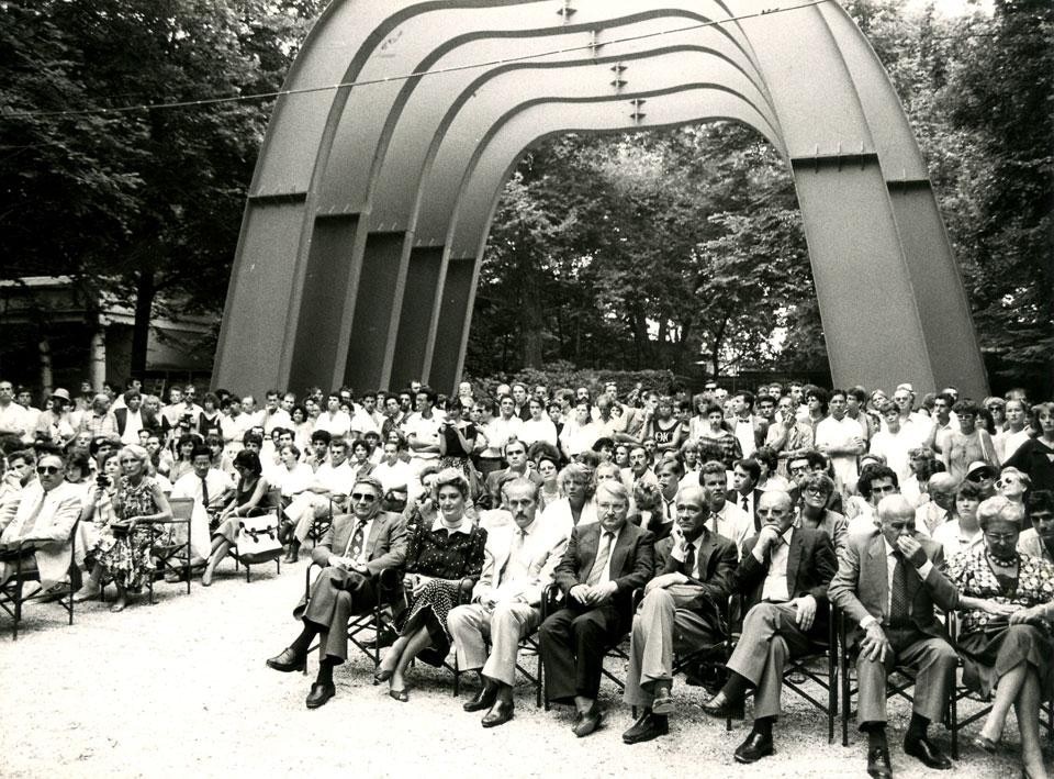 Top: Aldo Rossi during the assembly of the Arches in the Giardini, during the 3rd Venice Architecture Biennale. Above: Opening of the 3rd Venice Architecture Biennale. Images courtesy of ASAC